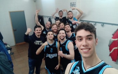 Toni Mesa celebrant una victòria de la temporada passada amb els jugadors del seu ex equip, el Sabadell Sud | CB Sabadell Sud